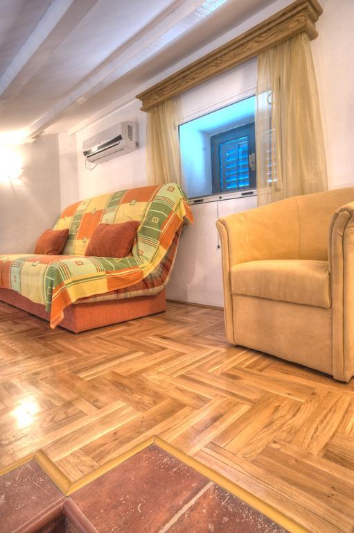 Holiday Home Neda Свети Стефан Стая снимка