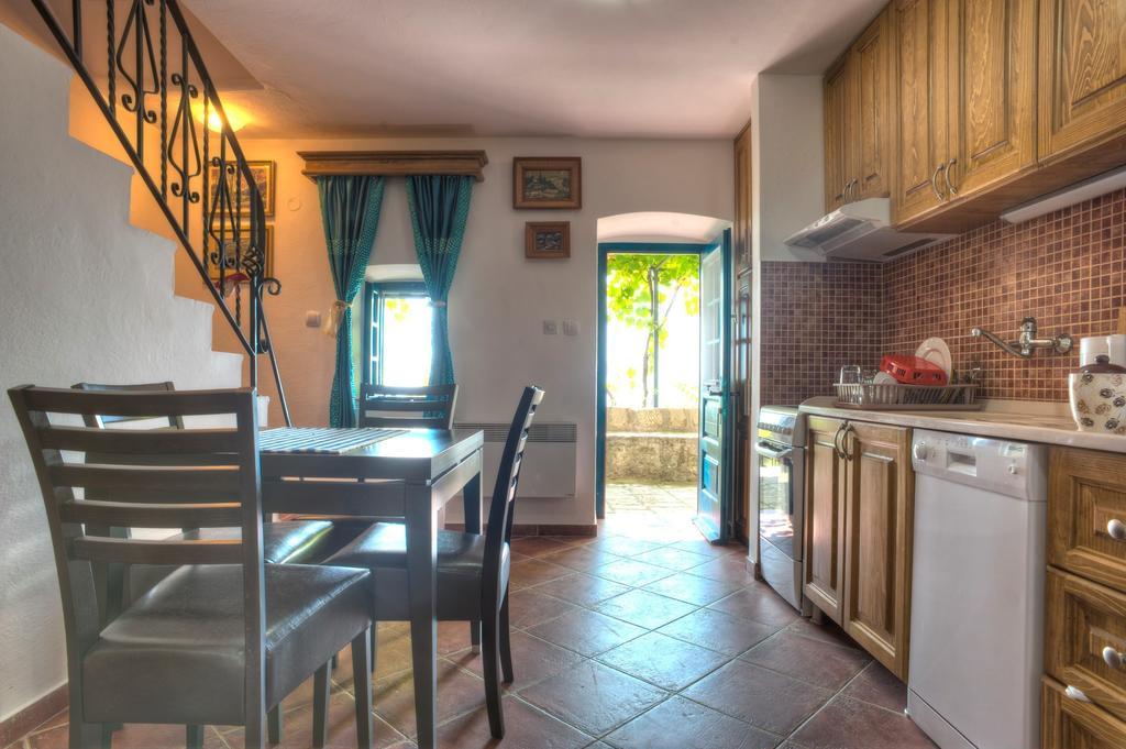 Holiday Home Neda Свети Стефан Стая снимка